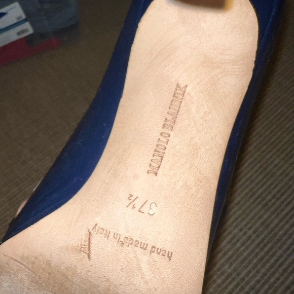 Manolo Blahnik Navy Heels with White Piping - Picture 4 of 7